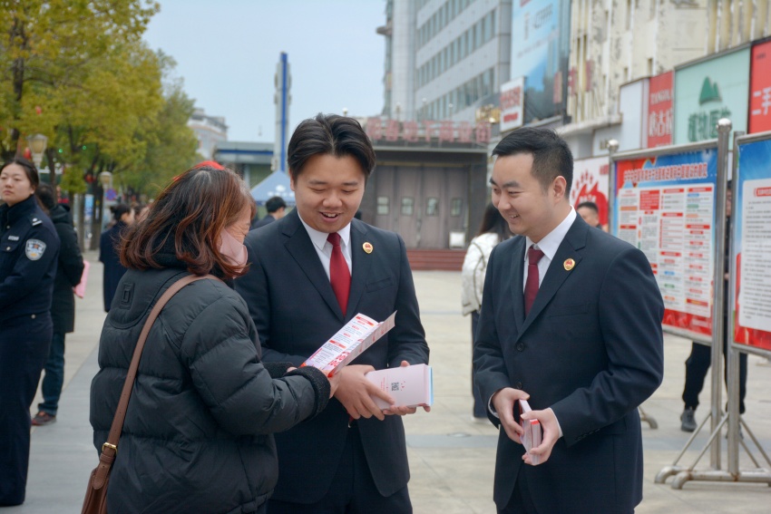 钟祥市检察院开展宪法宣传活动