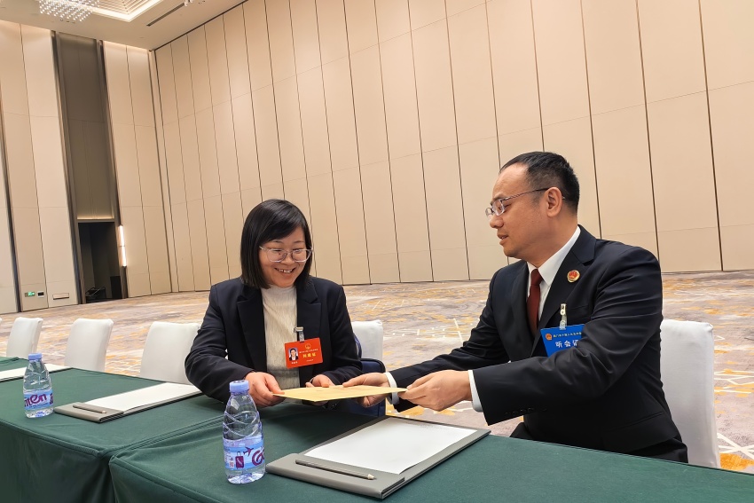 登门走访强监督  听需问计谋发展 ——钟祥市检察院代理检察长李方星走访省人大代表